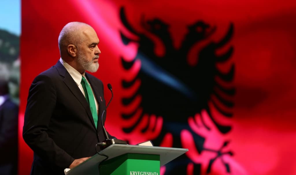Rama i fton shqiptarët e Athinës të kthehen në atdhe
