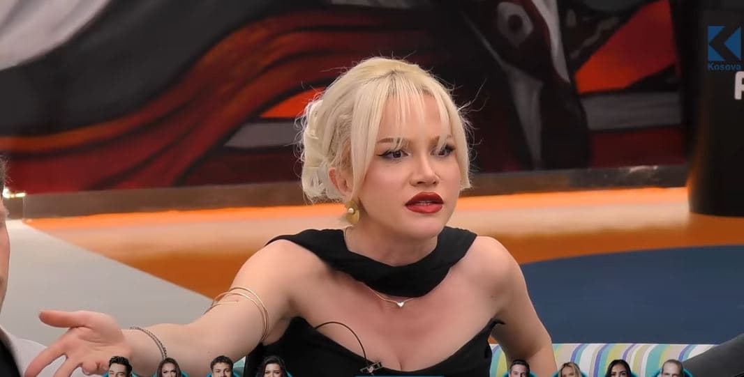 "Me mua kujdes si flet", eskalon debati mes Xhenetës dhe Sarës (VIDEO)