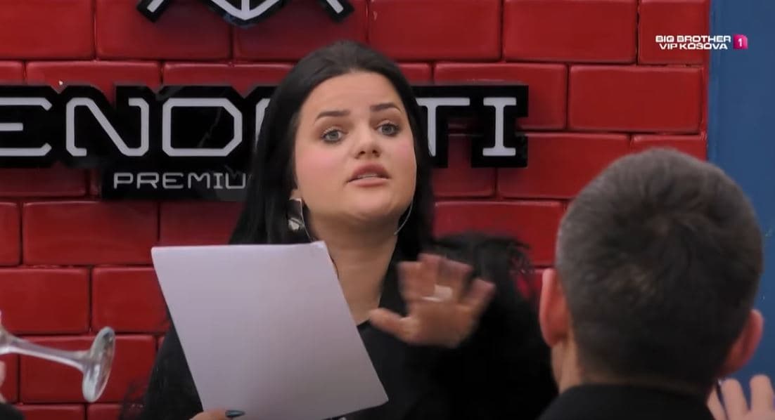 Acarohet Gresa, e godet tavolinën dhe ia ndalon Vullnetit të flasë (VIDEO)