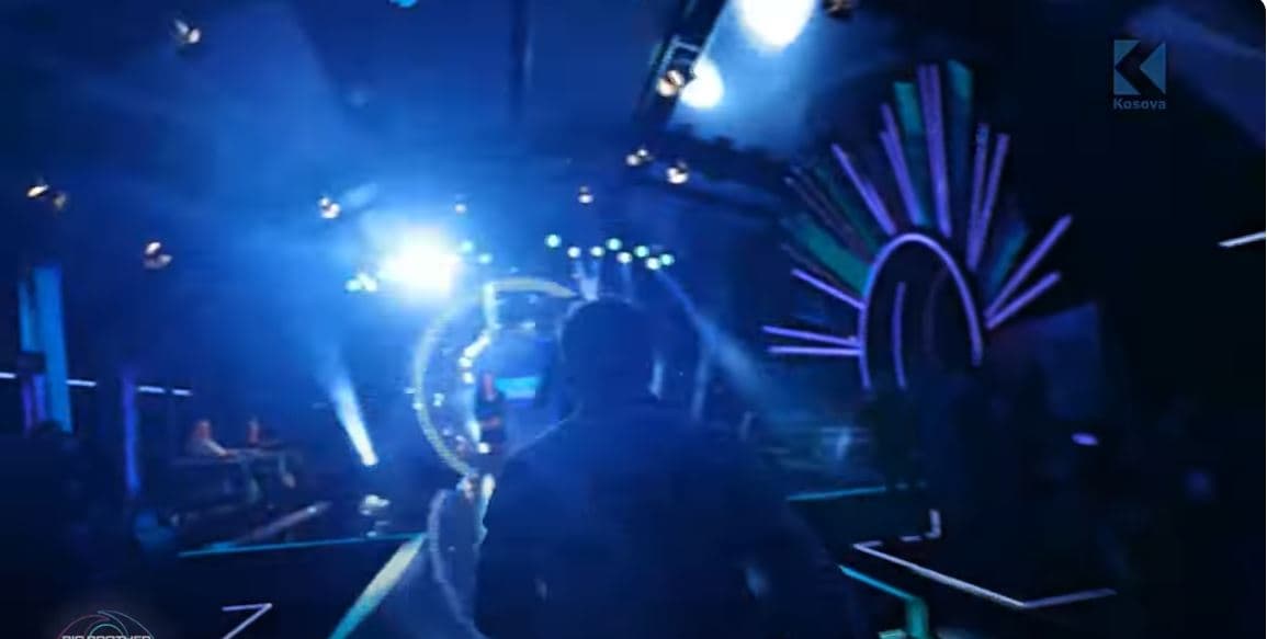 I gjithë publiku në studio në këmbë, Gjesti pritet me duartrokitje