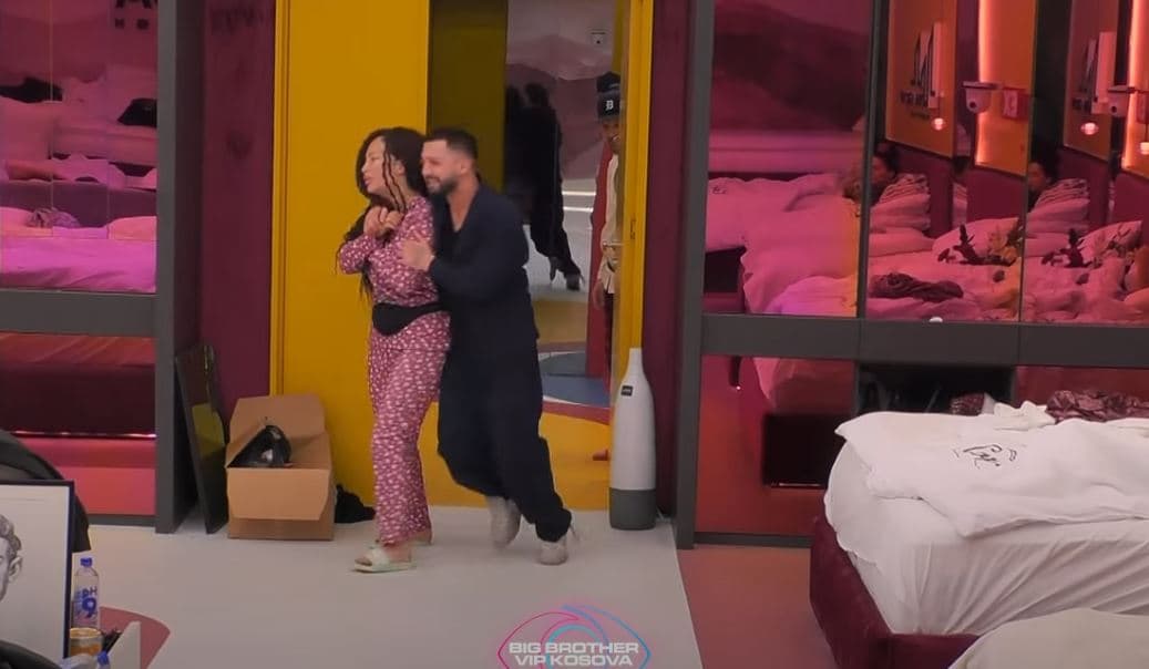 Gjesti dhe Rovena këndojnë të përqafuar, moment plot emocione! (VIDEO)