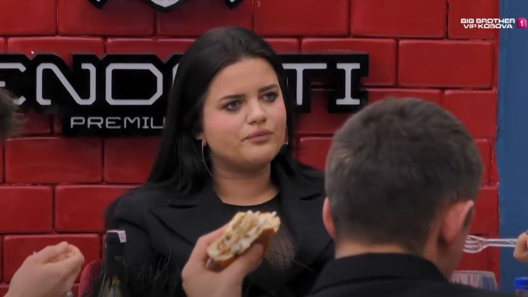 "Ta hanksha shkollën" - Drenusha e ashpër me Gresën, në darkën e gjysmëfinalisteve!
