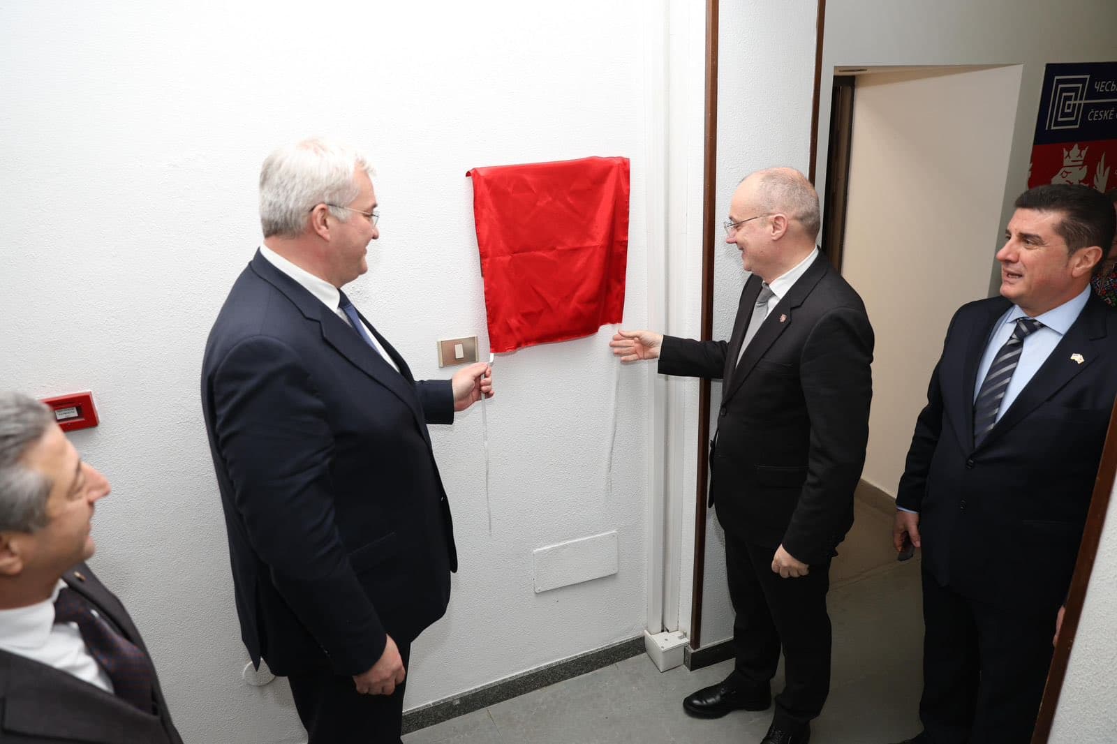 Ministri Hasani në Kiev, inauguron ambasadën shqiptare pas sulmit rus
