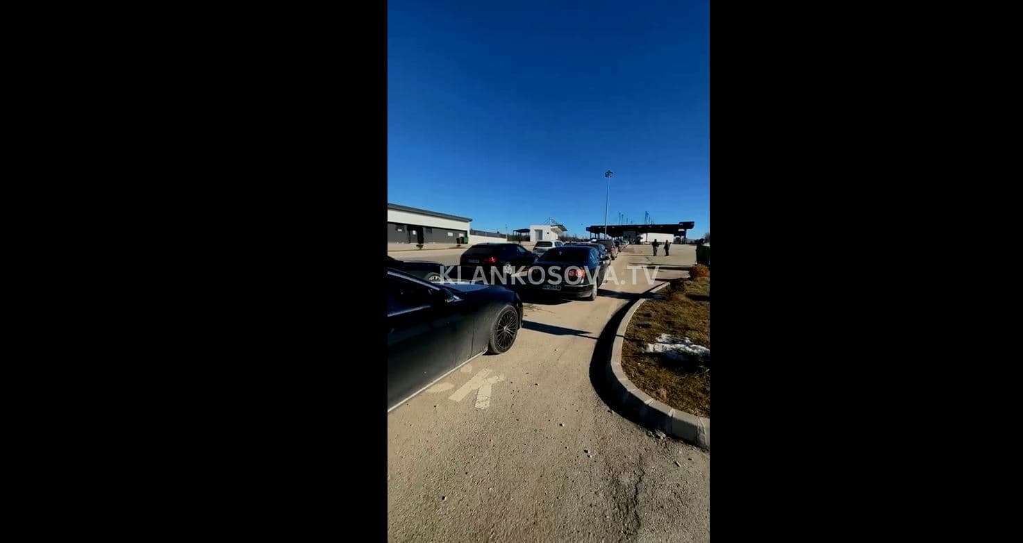 Kolona të gjata në Merdarë, mërgimtari thotë se po pret deri në tri orë (VIDEO)