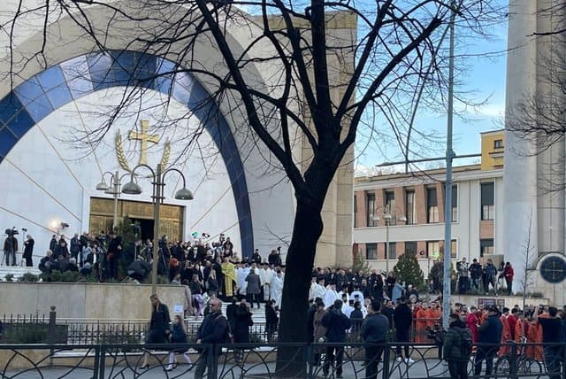 Sinodi i Kishës Ortodokse fillon nderimet për kryepeshkopin Janullatos