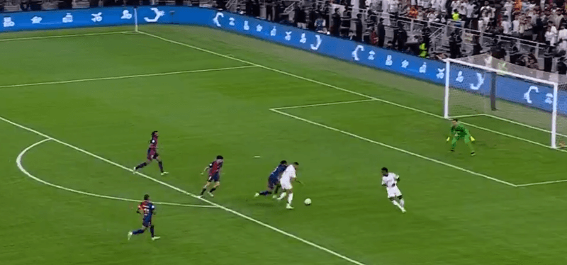 Mbappe ia bën ‘turbullt’ mbrojtësit të Barçës e më pas shënon (VIDEO)