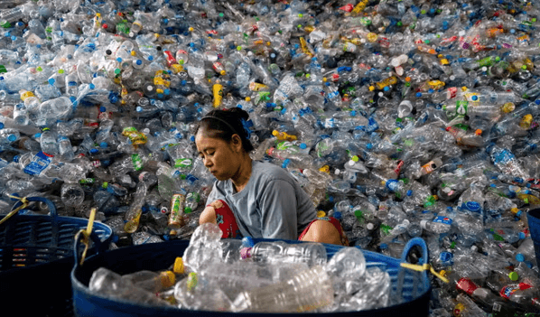 Tajlanda merr masa kundër ndotjes plastike, ndalon importin e mbeturinave