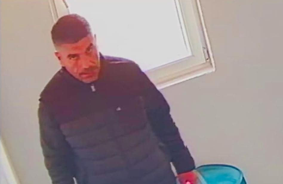 Policia kërkon ndihmë në kapjen e një personi që vodhi në një xhami të Rahovecit