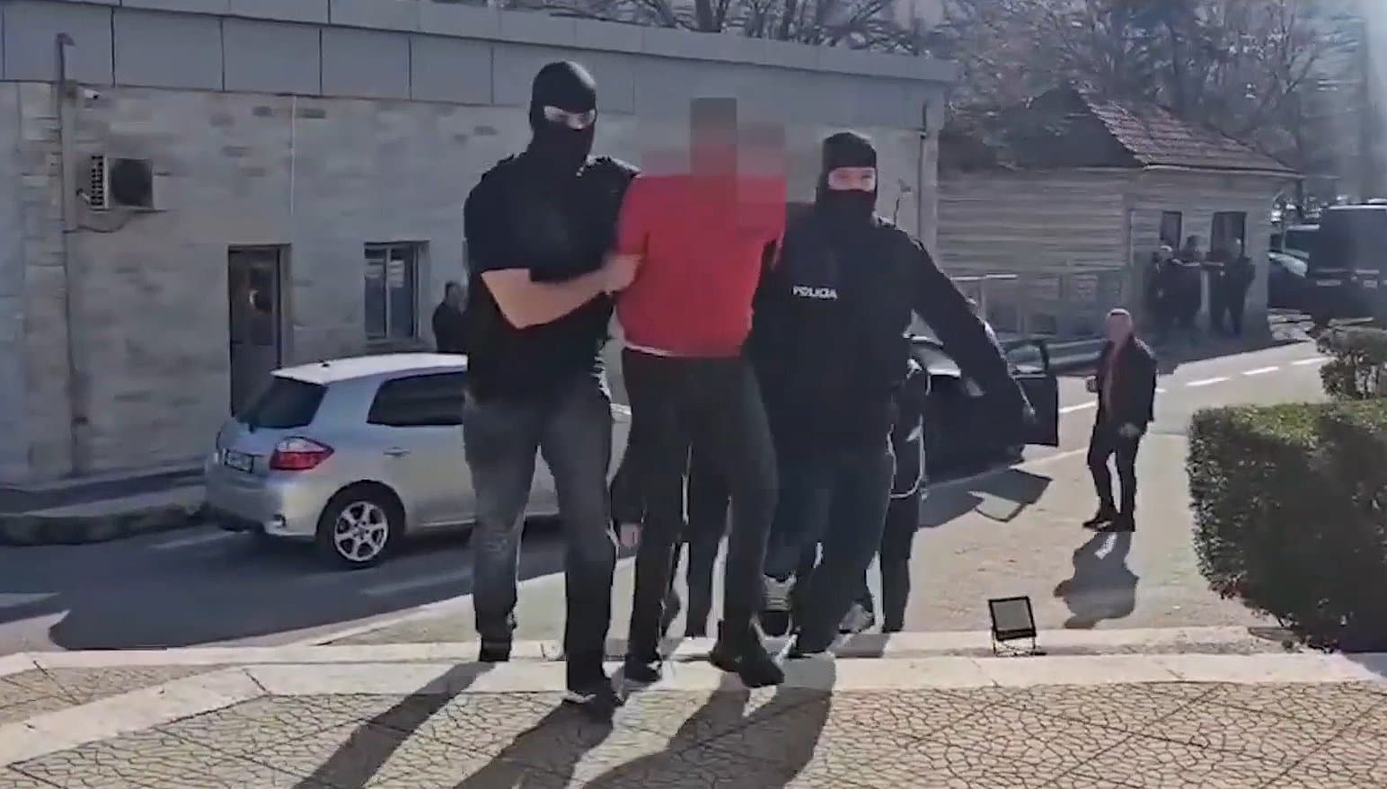 Gjirokastër: Arrestohen dy burra, i kërkuan një gruaje 2000 euro për t’ia fshirë fotot intime nga TikTok
