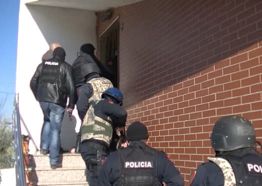 Dyshohet për një të dhunuar nga disa persona, RENEA rrethon një ndërtesë në Tiranë
