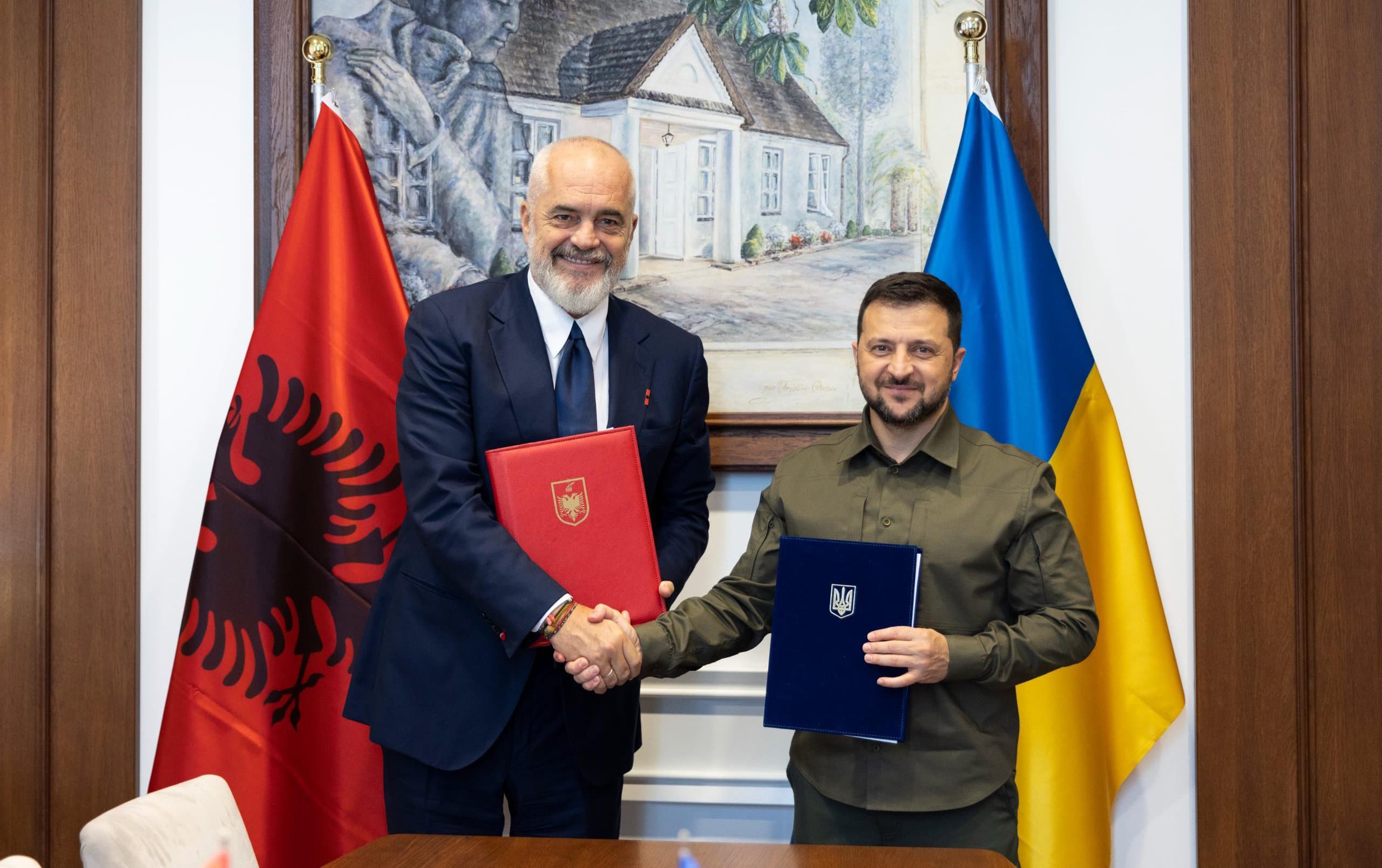 Shqipëri-Ukrainë, marrëveshje për prodhim armësh, siguri e mbrojtje – Tirana mbyll portet për anijet ruse