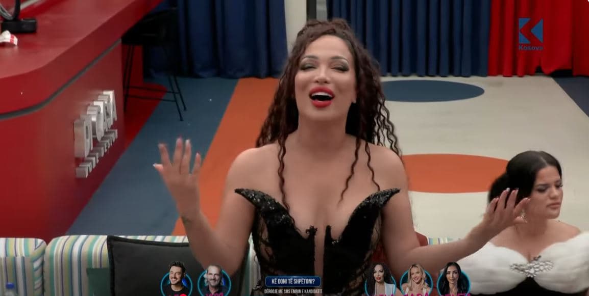 Rovena çohet në këmbë dhe këndon: Oj Kosovë o nëna ime (VIDEO)
