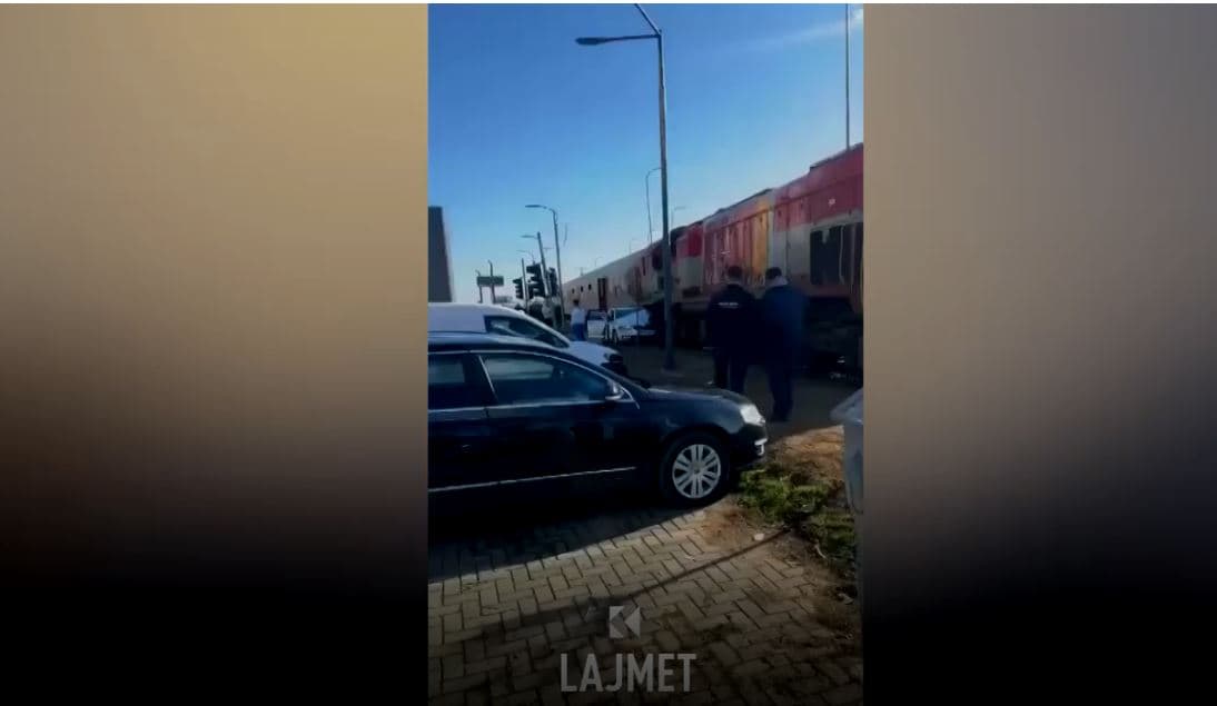 Treni e godet veturën në Pejë, nuk ka të lënduar (VIDEO)