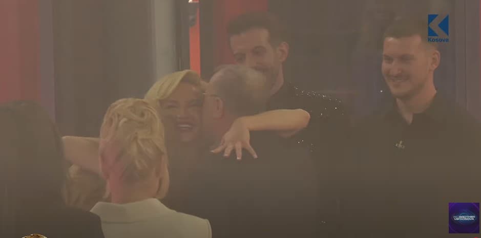 Nuk i pa qe 100 ditë, Sara surprizohet me një darkë me familje e shoqëri (VIDEO)