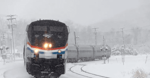 Amtrak anulon mbi 40 trena mes Washingtonit e New Yorkut, shkak stuhia Blair