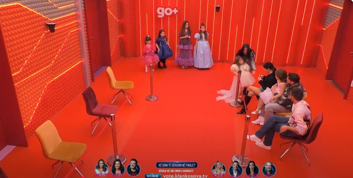 Një event i veçantë në shtëpi nga ‘Edaa Webb’, banorët sfilojnë me vajza të vogla (VIDEO)