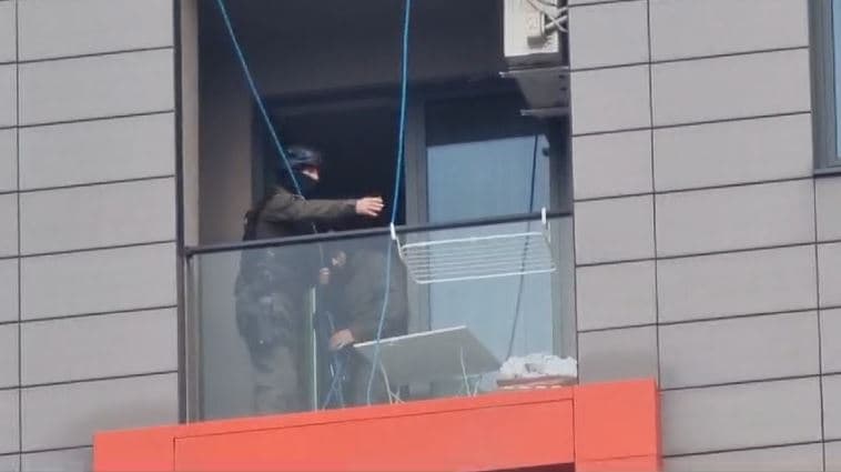RENEA hyn në banesën e vajzës që alarmoi policinë, ishte e vetme në gjendje të rënduar