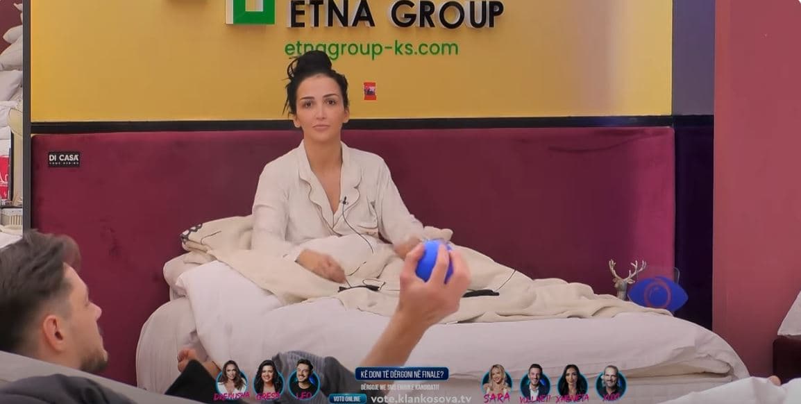Momente gazmore, banorët luajnë me top në dhomën e gjumit (VIDEO)
