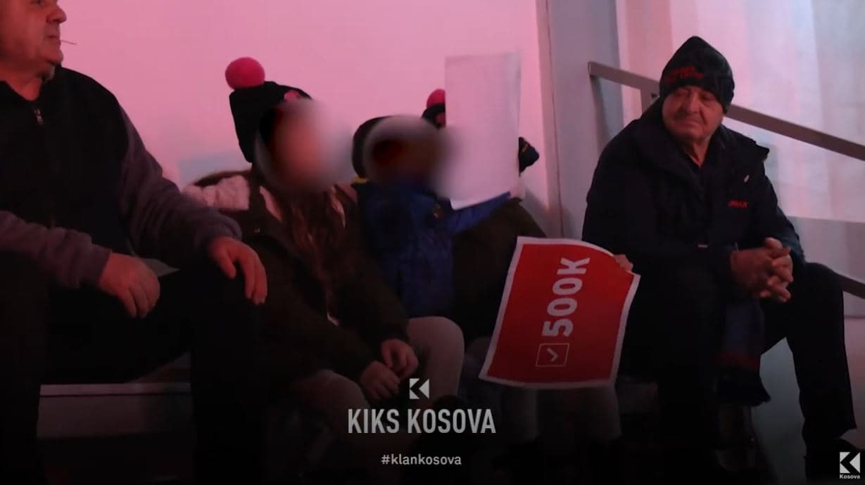 “Vlojnë” fëmijët në tubimin e Albin Kurtit në Podujevë – kërcasin tupanat (VIDEO)