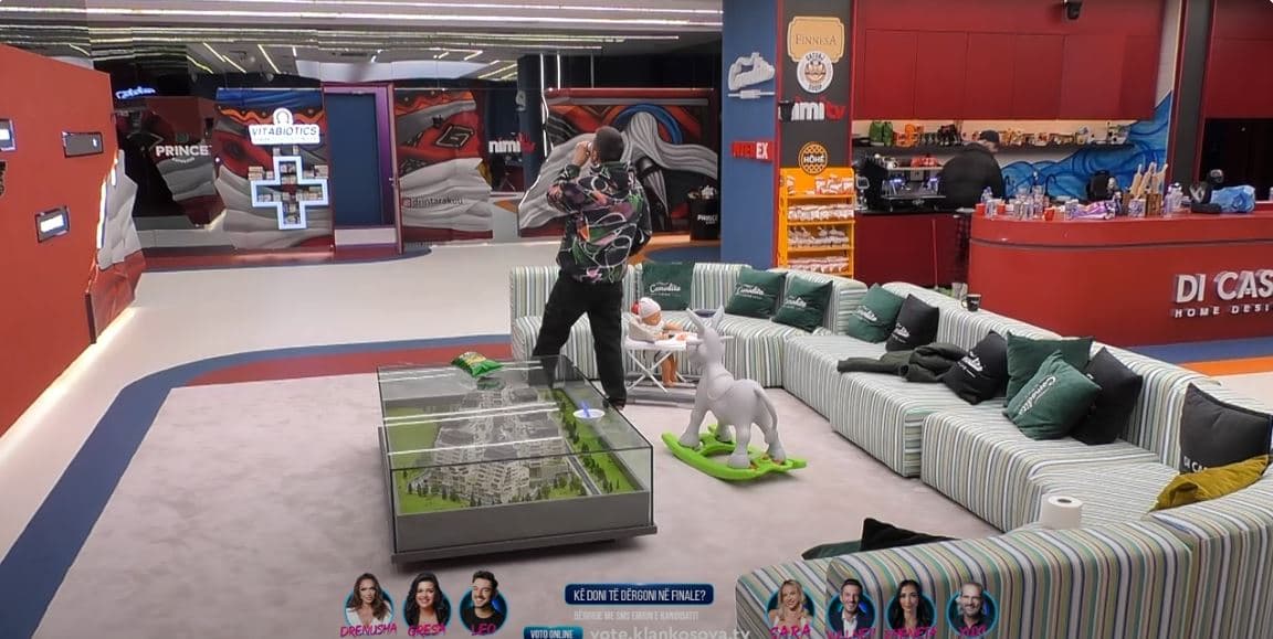 Vullneti rehaton ‘foshnjën’ dhe nis të kërcejë (VIDEO)