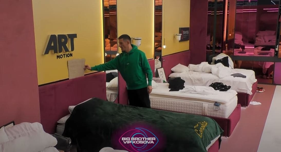 Vullneti ia lë këtë pankartë te shtrati Rovenës, ja çka shkruan! (VIDEO)