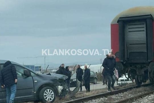 Aksident në Fushë Kosovë, treni godet veturën (FOTO)