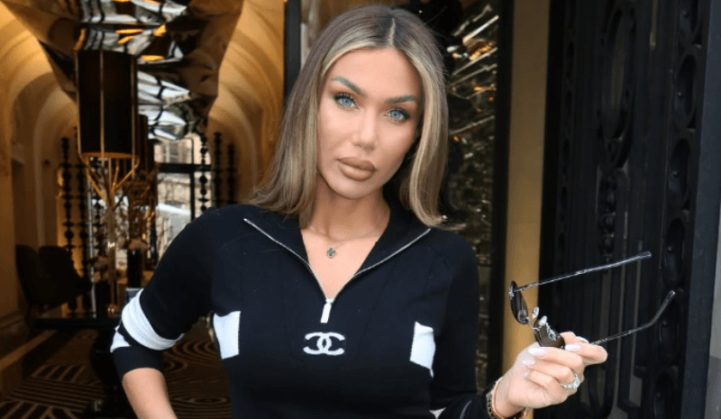 Adelina Tahiri me poza nga vetura