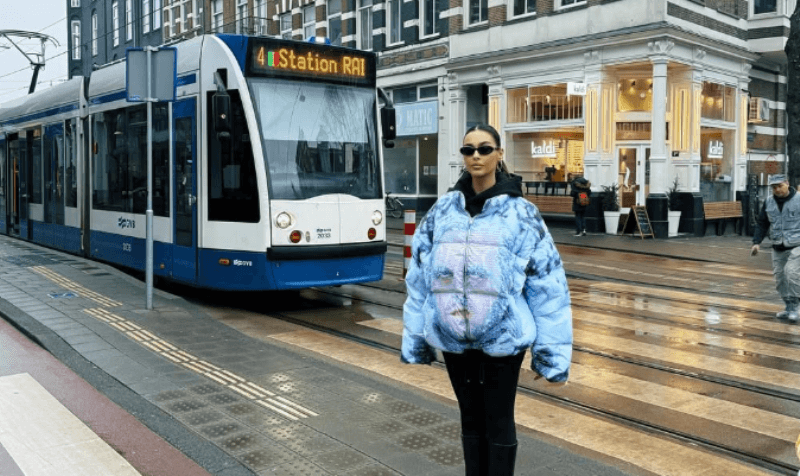 Adrola Dushi pozon rrugëve të Amsterdamit