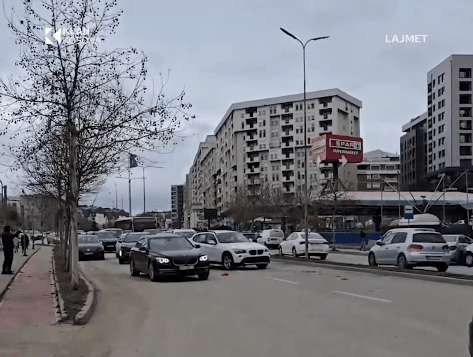 Pesë të lënduar nga aksidenti mes shtatë automjeteve në Prishtinë (VIDEO)