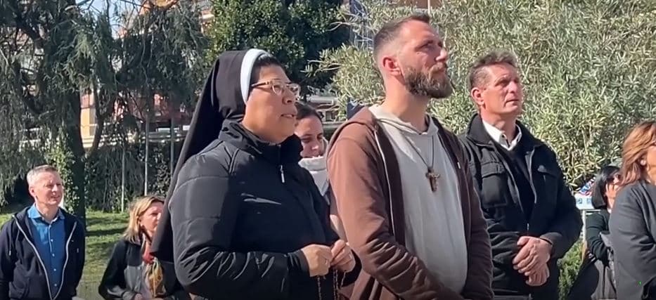Besimtarët luten për Papa Françeskun (VIDEO)