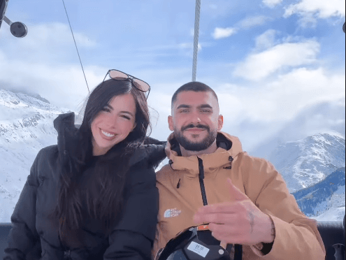 Butrint Imeri pozon krahë një vajze misterioze, shfaqet i buzëqeshur