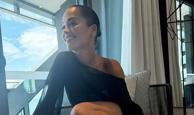 Rita Ora merr vëmendje me fotografitë e fundit, vë në pah këmbët e tonifikuara