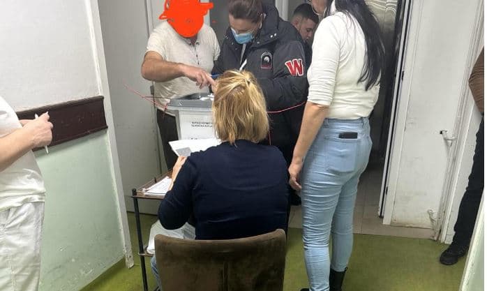 Gazetari Vitija: Procesi i votimit po vazhdon në Kliniken e Pulmologjisë