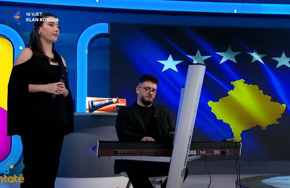 Përlotin vëlla e motër, i këndojnë UÇK-së e Adem Jasharit (VIDEO)
