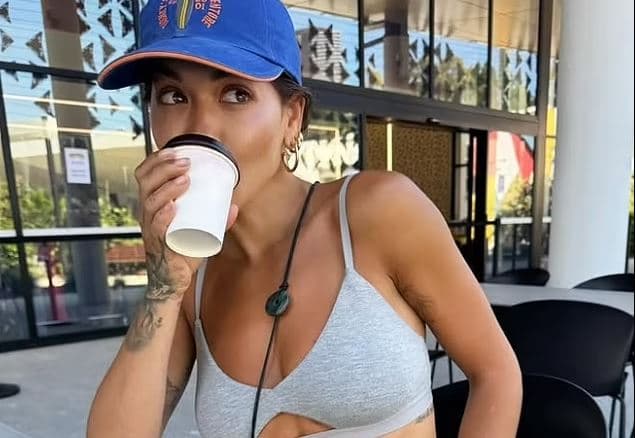 Rita Ora pozon nga palestra, vë në pah linjat e tonifikuara