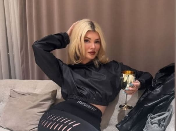 Era Istrefi shihet nën shoqërinë e motrës së Rita Orës