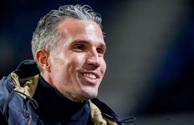 Robin van Persie merr timonin e Feyenoord