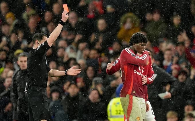 City me një gol avantazh ndaj Tottenhamit, United me një lojtar më pak kundër Ipswichit, pas 45 minutave