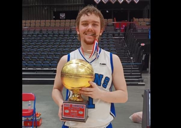 U shpall kampion i basketbollit me skuadrën e tij në SHBA, Dini Syla thotë se ndihet i plotësuar (VIDEO)