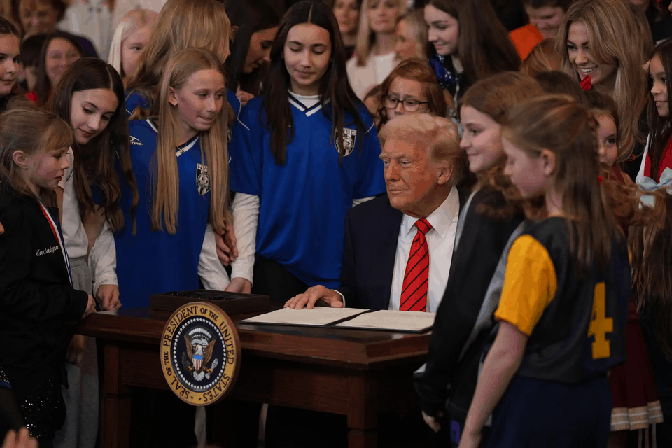 Trump nënshkruan urdhër ekzekutiv për ndalimin e pjesëmarrjes së transgjinorëve në sportet për femra