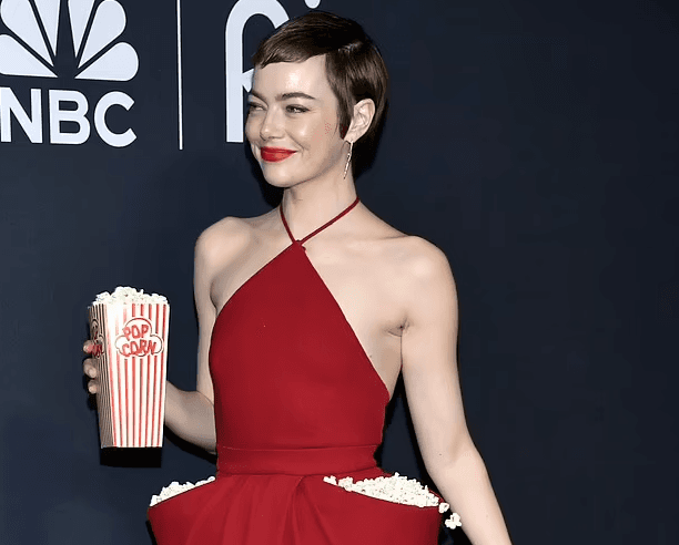Emma Stone vishet me kokoshka, ja paraqitja e veçantë e aktores