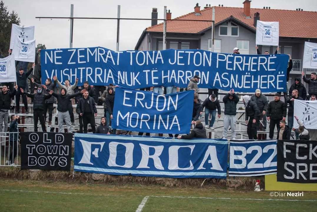 "Në zemrat tona jeton përherë", tifozët e Vushtrrisë përkujtojnë futbollistin Erjon Morina
