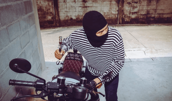 Vidhet një motoçikletë në Prishtinë