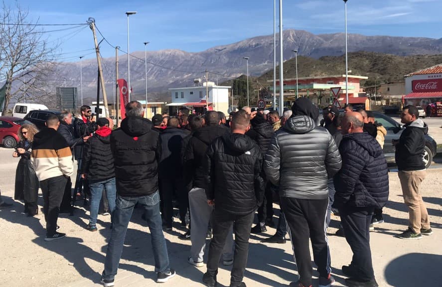 Protestojnë blegtorët e jugut të Shqipërisë, shkak ulja e ndjeshme e çmimit të qumështit