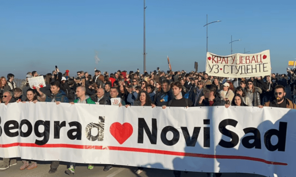 Serbët e Kosovës shkojnë në Serbi, përkrahin protestat e studentëve