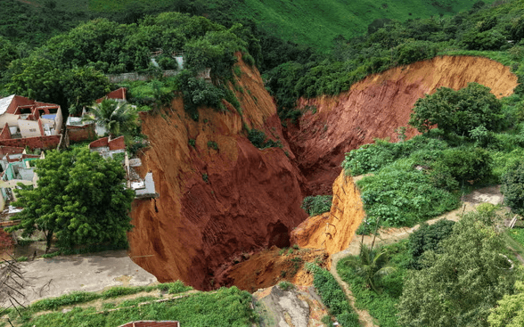 Në një qytet të Amazonës shpallet gjendje emergjente pasi u krijuan gropa të mëdha
