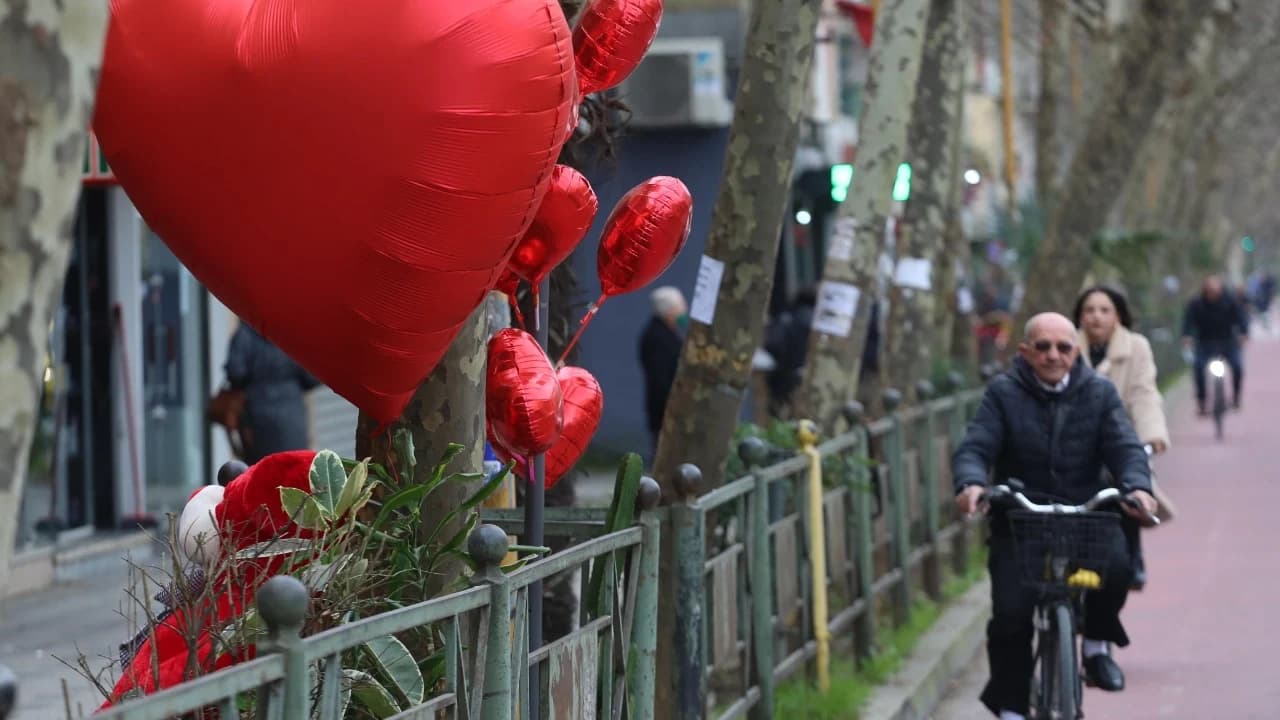 Tirana mbushet me zemra për Shën Valentin (FOTO)