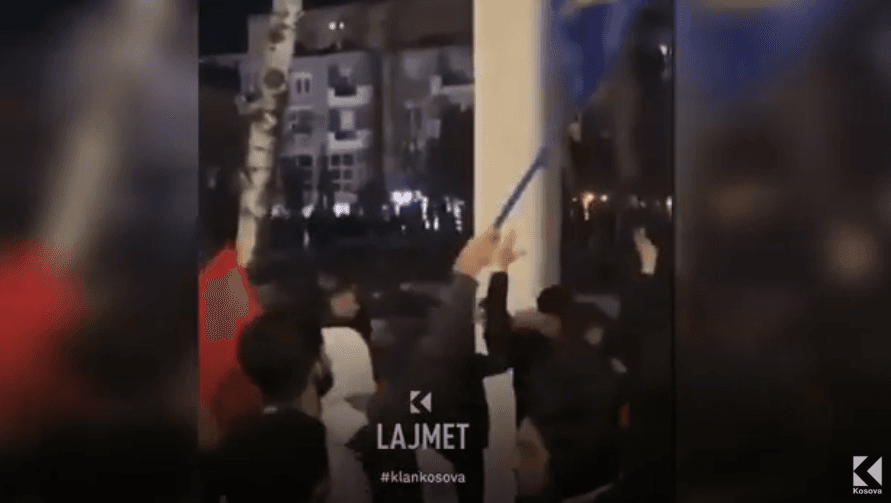Drenica pret kërkimfalje nga Kurti për tre gishtërinjtë e shfaqur në tubimin e LVV-së (VIDEO)