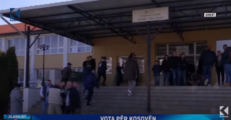 Numër i lartë i qytetarëve në qendrën më të madhe të votimit në Gjilan (VIDEO)