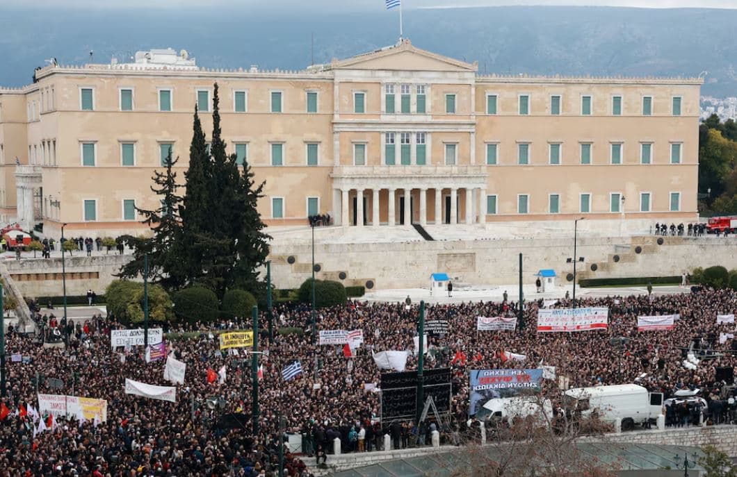 Mijëra njerëz protestojnë në të gjithë Greqinë për aksidentin vdekjeprurës të trenit